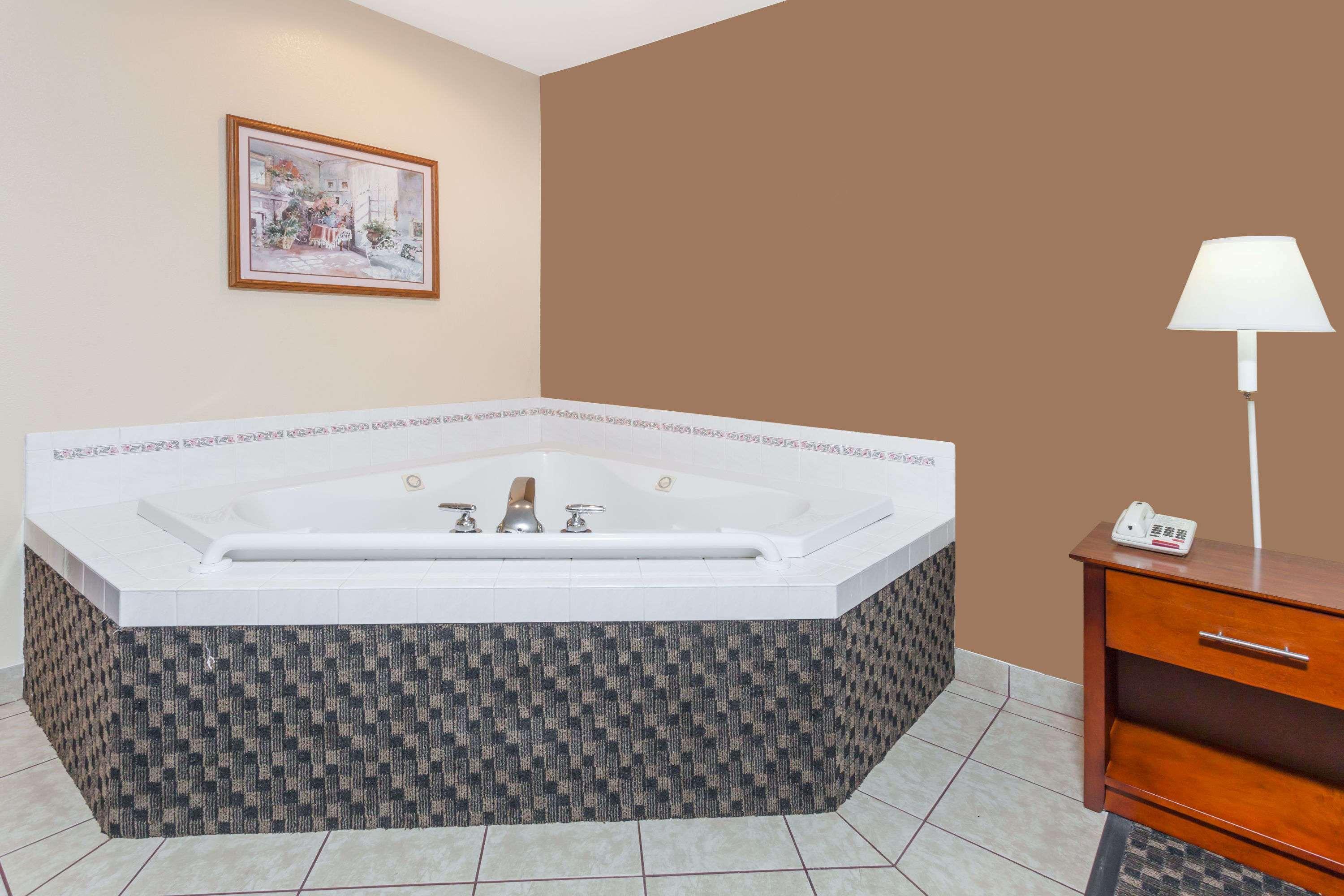 Days Inn By Wyndham Imlay City Bagian luar foto