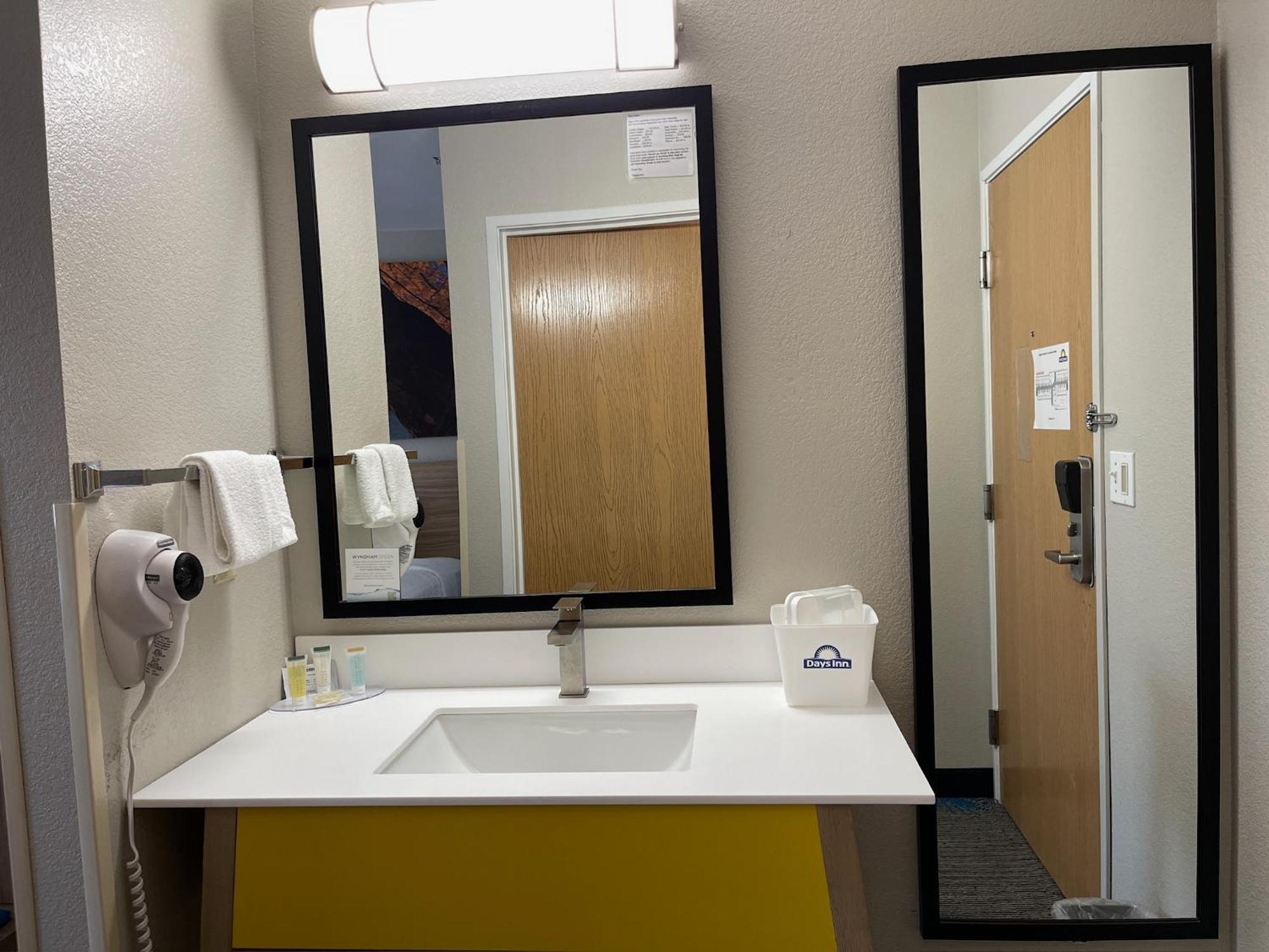 Days Inn By Wyndham Imlay City Bagian luar foto